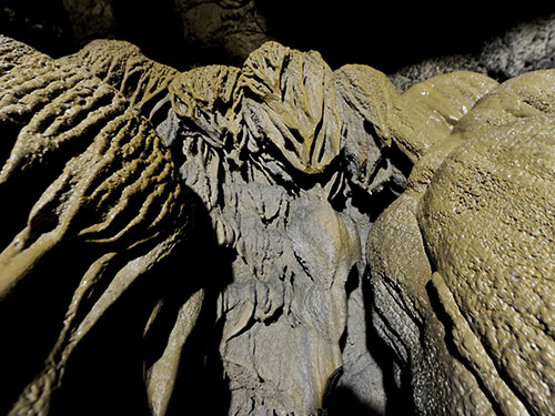 鐘(zhōng)鼓溶洞 鐘(zhōng)鼓溶洞