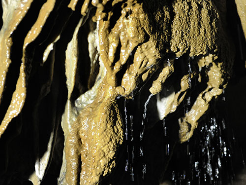 鐘(zhōng)鼓溶洞 鐘(zhōng)鼓溶洞