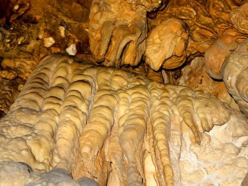 鐘(zhōng)鼓溶洞