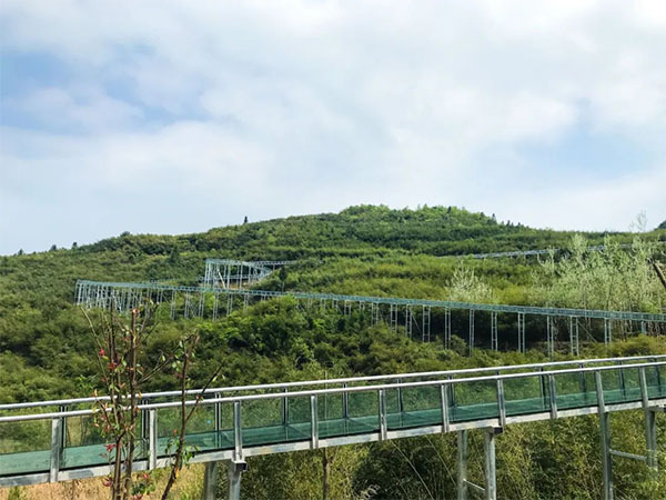 玻璃水(shuǐ)滑道(dào)